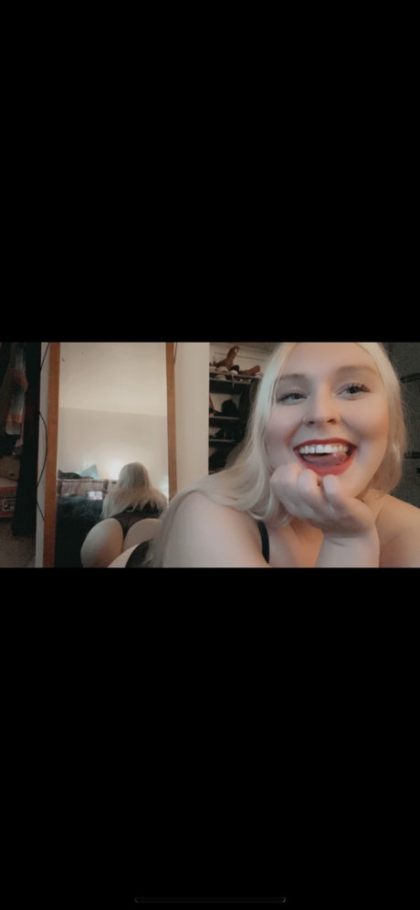 Naken läckt OnlyFans-bild av Liza Lovegood