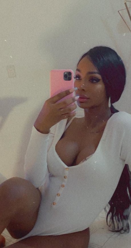 Alaston vuotanut OnlyFans-kuva Liz Samantha