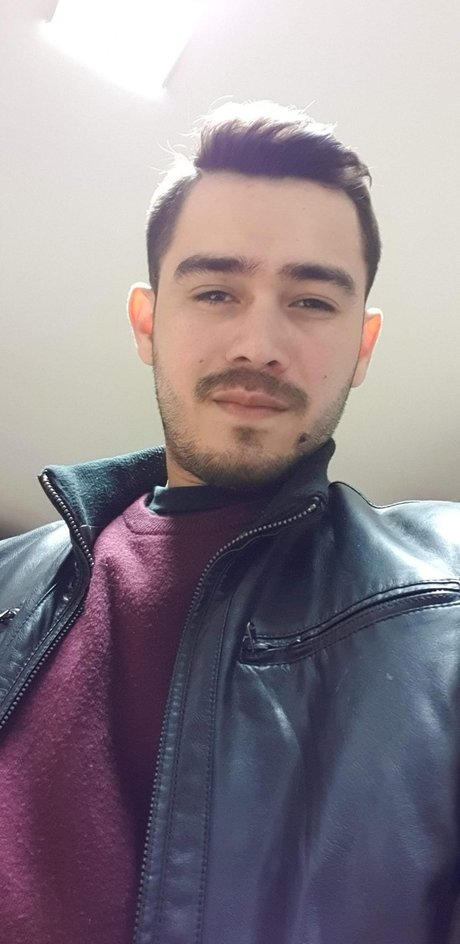 Foto di nudo di fuga di OnlyFans di Luis Cadena