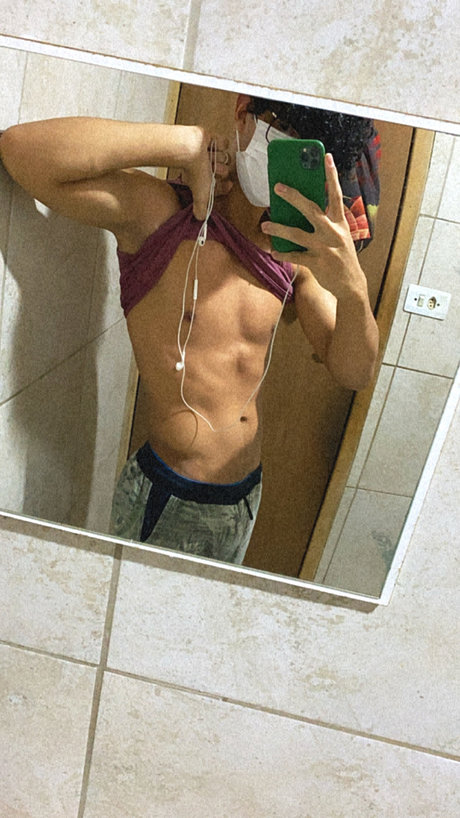 Alaston vuotanut OnlyFans-kuva Novinhohot