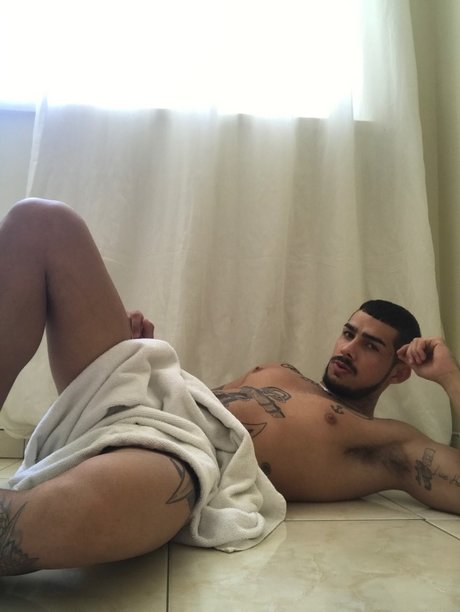 Nøgent lækket OnlyFans-billede af Luciano Queiroz