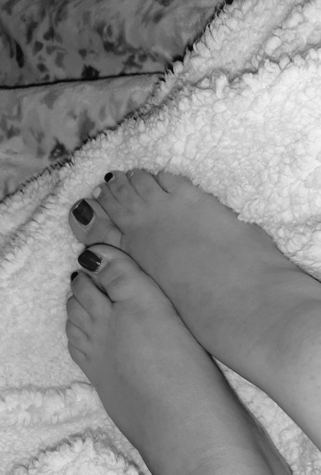 Naken läckt OnlyFans-bild av Lucia Grey Barefoot