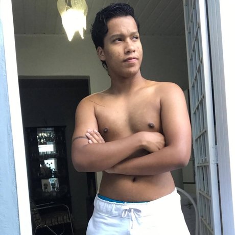 Alasti lekkinud OnlyFans-i pilt Victor