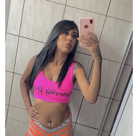 Naakte gelekte OnlyFans-foto van Luana Salinda