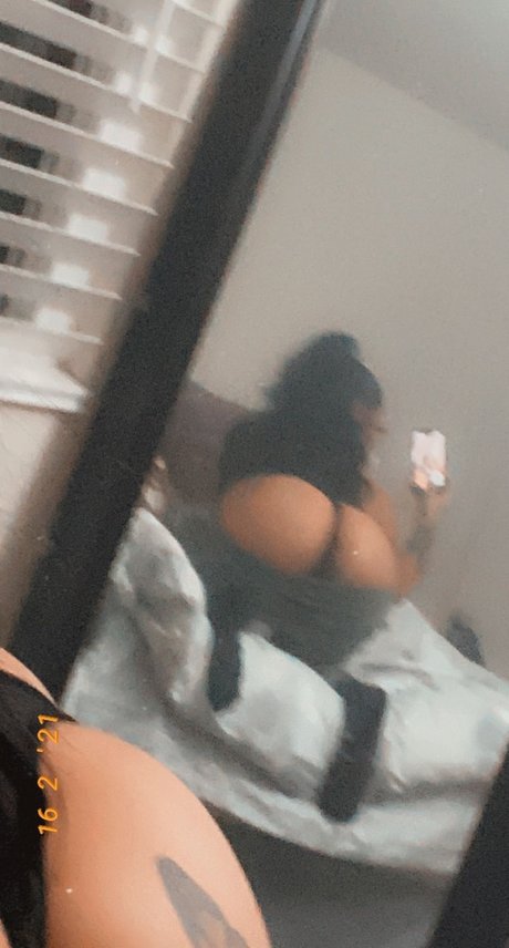 Alaston vuotanut OnlyFans-kuva Melo