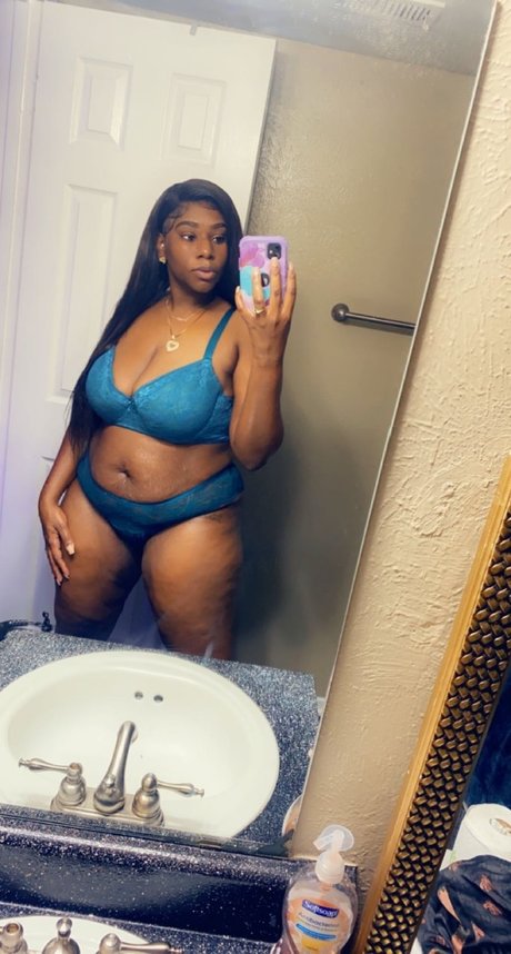 Обнаженная фотография утечки OnlyFans от Melanin Queen 