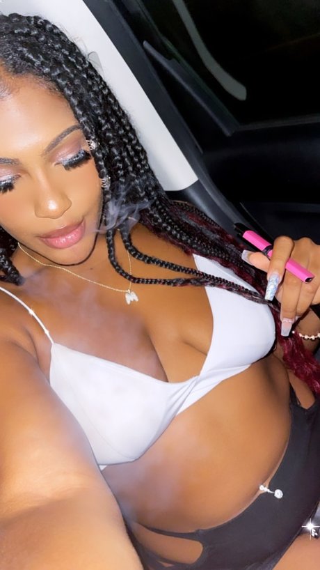Naken läckt OnlyFans-bild av Brownskin Mami 