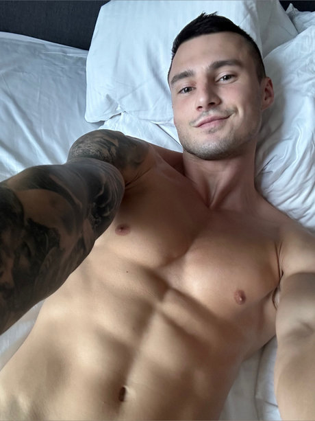 Nahá fotka uniklých OnlyFans od Max Barz