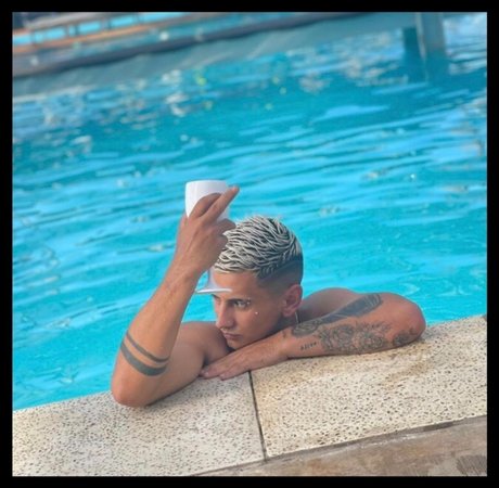 Nahá fotka uniklých OnlyFans od Mateo Nicolas