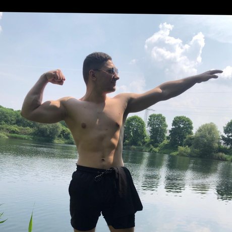 Naakte gelekte OnlyFans-foto van Masterboombastic