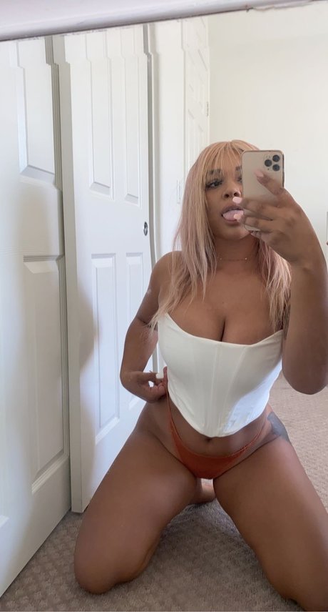 Naken läckt OnlyFans-bild av Mill Camille
