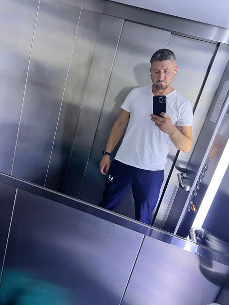 Nahá fotka uniklých OnlyFans od Mihai