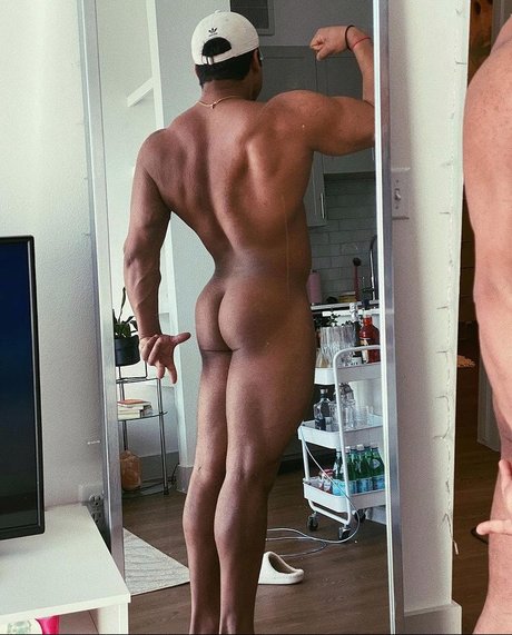 Alaston vuotanut OnlyFans-kuva Dienes Carbine
