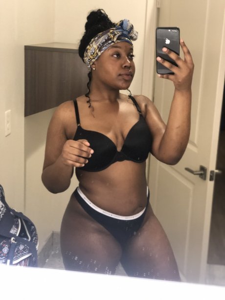 Naken läckt OnlyFans-bild av Meyah Batiste