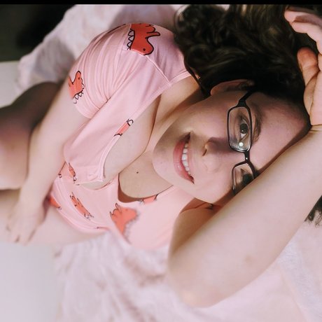 Обнаженная фотография утечки OnlyFans от Momnextdoorvip