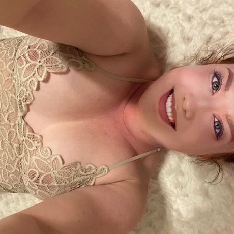 Naken läckt OnlyFans-bild av Mom Next Door  Lets Sext