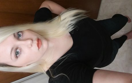 Nahá fotka uniklých OnlyFans od Mochii Amara