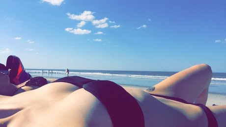 Naakte gelekte OnlyFans-foto van Miss May