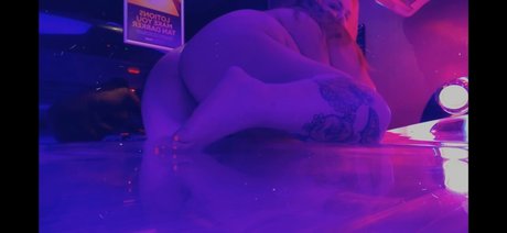 Naakte gelekte OnlyFans-foto van Miss Bbw
