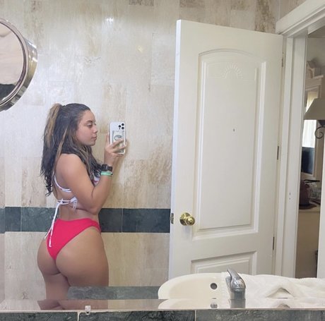 Alasti lekkinud OnlyFans-i pilt Naly