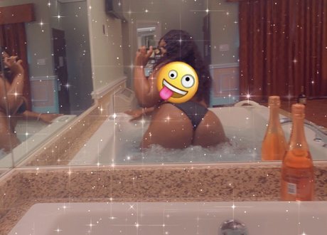 Naken läckt OnlyFans-bild av Mzmama