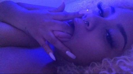 Naken läckt OnlyFans-bild av Here To Make A Sticky Mess