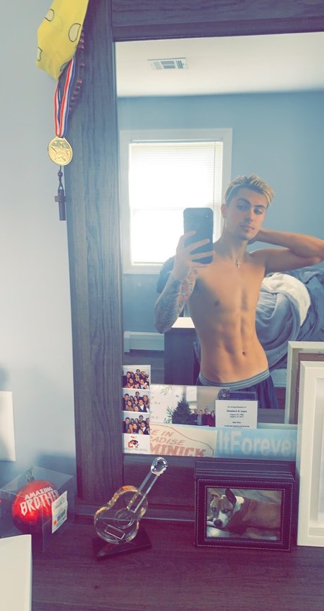 Naken läckt OnlyFans-bild av Nicky Lomuto