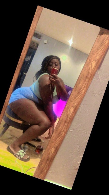 Naken läckt OnlyFans-bild av Bhadest