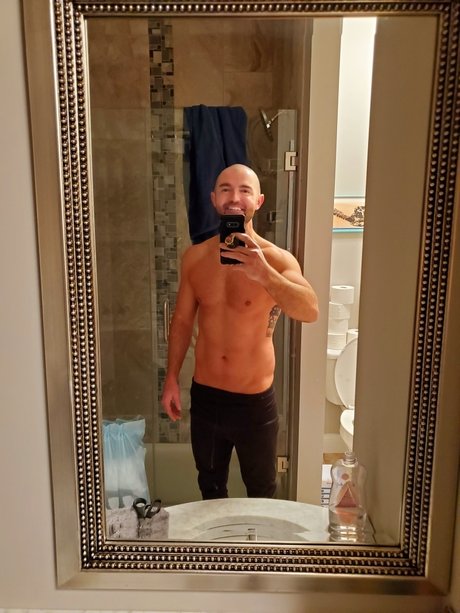 Naken lekkede OnlyFans-bilde av Travis