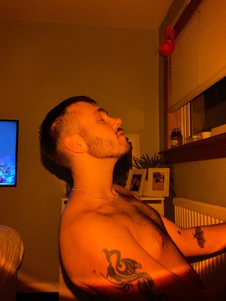 Naakte gelekte OnlyFans-foto van Naughty Tom