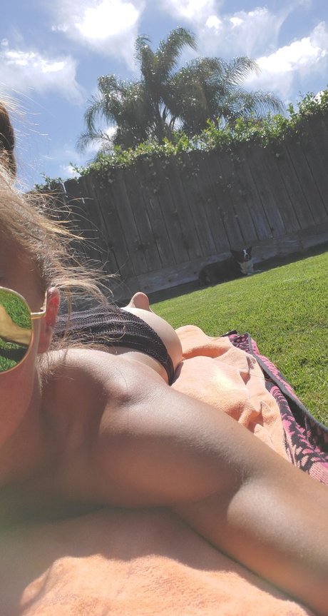 Naken läckt OnlyFans-bild av Ariel Saint