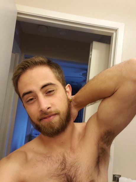 Nahá fotka uniklých OnlyFans od Nathan Powells