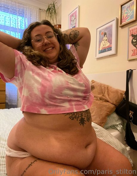 Naakte gelekte OnlyFans-foto van Parisstilton