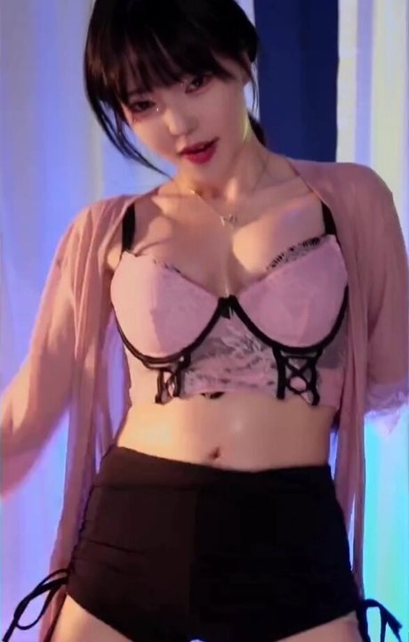 Nahá fotka uniklých OnlyFans od Yoonfroggy
