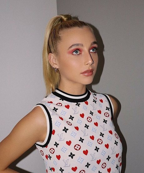 Nahá fotka uniklých OnlyFans od Emma Chamberlain