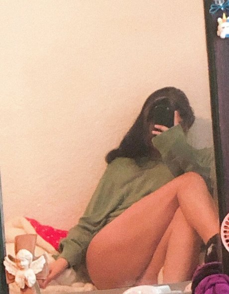 Nahá fotka uniklých OnlyFans od Sareliii