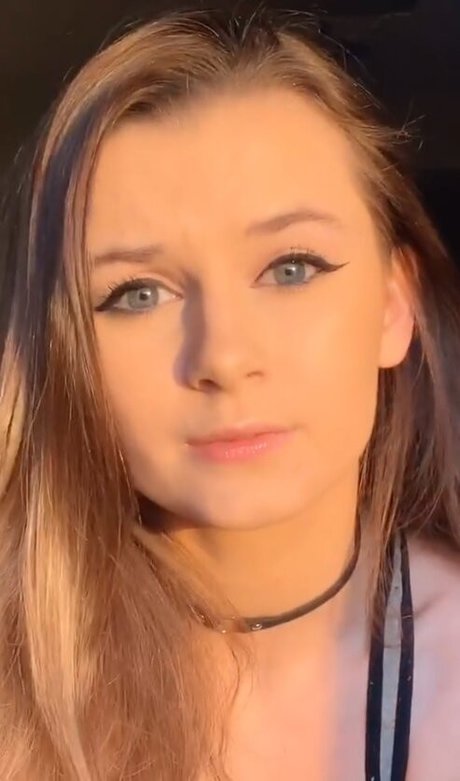 Alasti lekkinud OnlyFans-i pilt Izassassin
