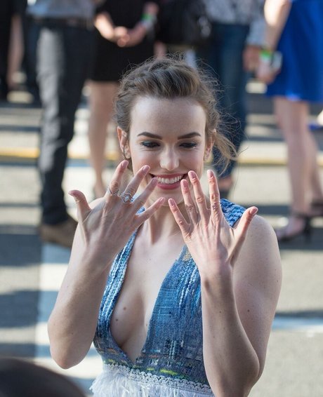 Foto desnuda filtrada de OnlyFans de Elizabeth Henstridge