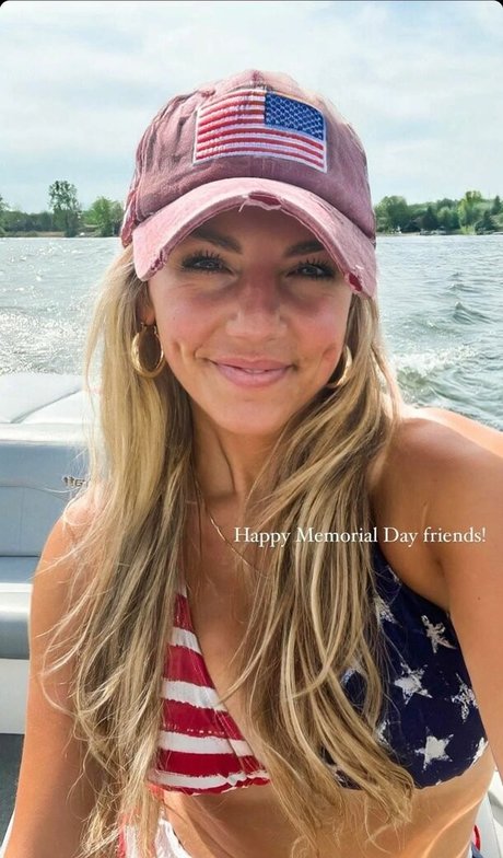 Naken lekkede OnlyFans-bilde av Annie Agar
