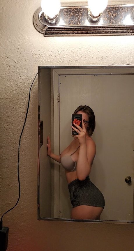 Naken läckt OnlyFans-bild av Mykenzieren