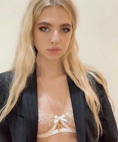 Anais Gallagher