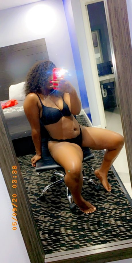 Naken lekkede OnlyFans-bilde av Nunu