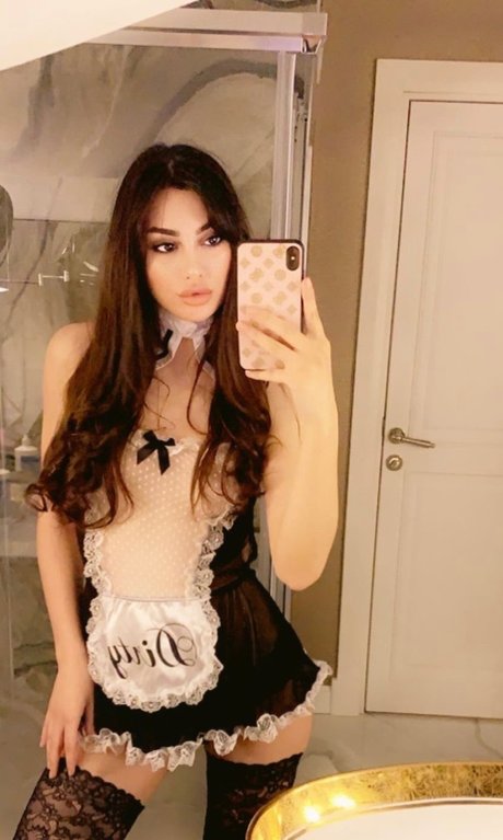 Naakte gelekte OnlyFans-foto van Adelina