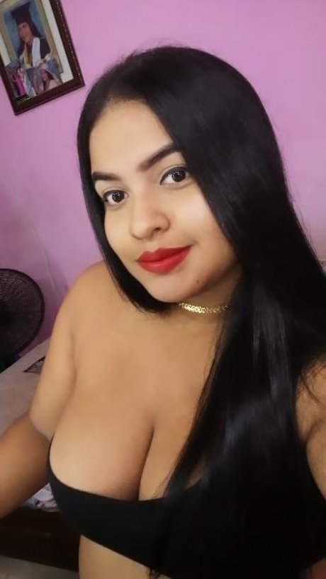 Naken läckt OnlyFans-bild av Paula Andrea