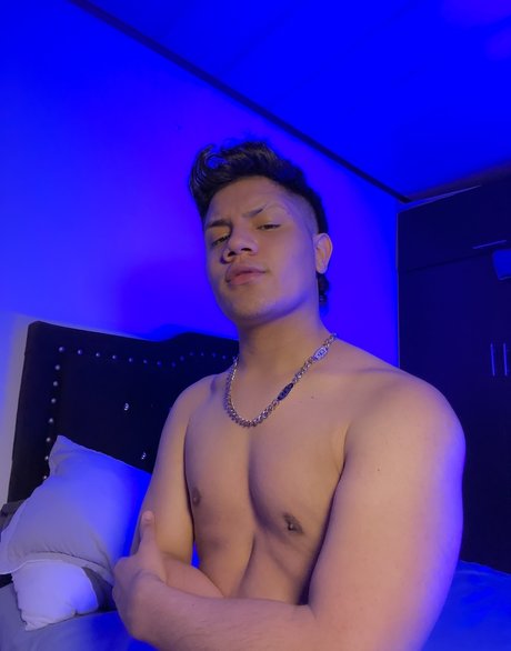 Alasti lekkinud OnlyFans-i pilt Oswaldo
