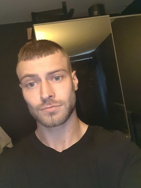 Naken läckt OnlyFans-bild av D Scim