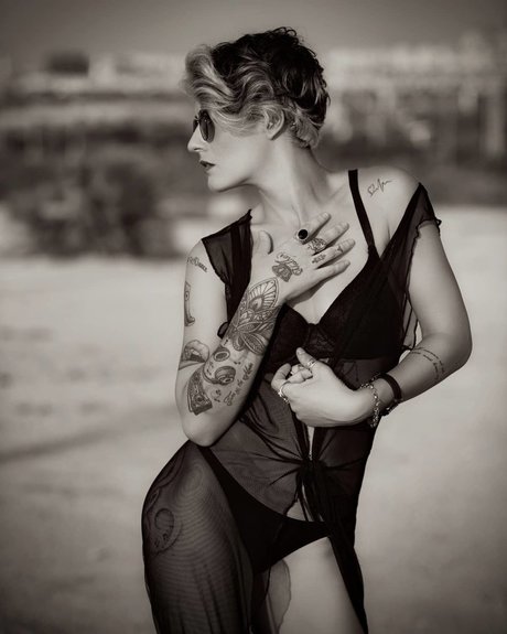 Naakte gelekte OnlyFans-foto van Ortal Dance