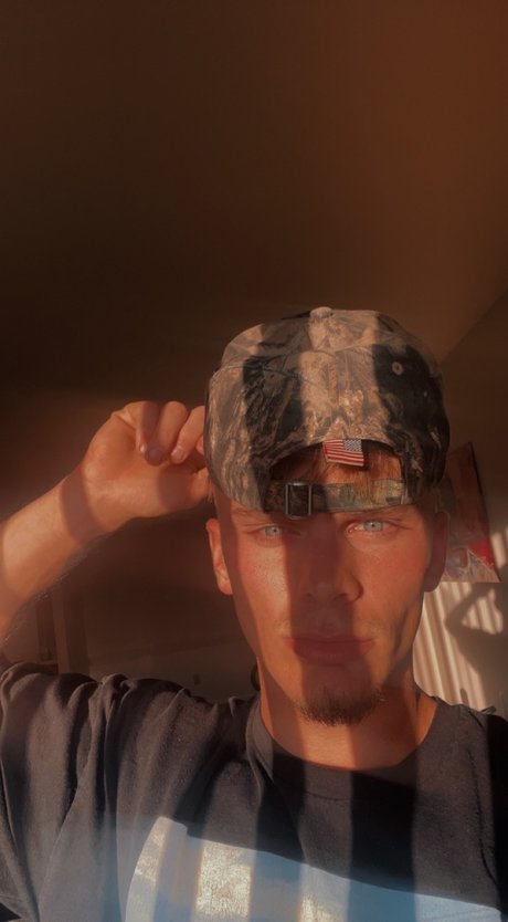 Alasti lekkinud OnlyFans-i pilt Kyle Staple