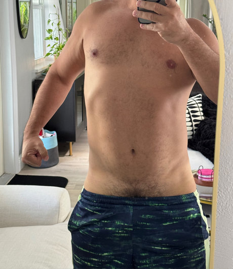 Alaston vuotanut OnlyFans-kuva Strong
