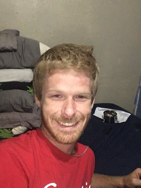 Naken läckt OnlyFans-bild av Dustin Menchue